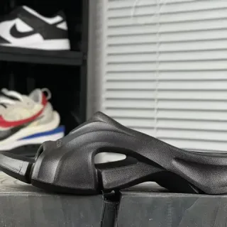 صندل أسود مع بنية monolithic molded sculpted asymmetric midsole
