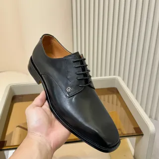 Chaussures Oxford en cuir poli noir à cap toe