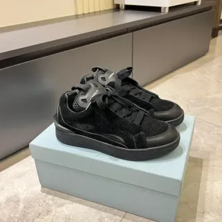 Zapatillas lifestyle de ante negro y detalle de correa de malla