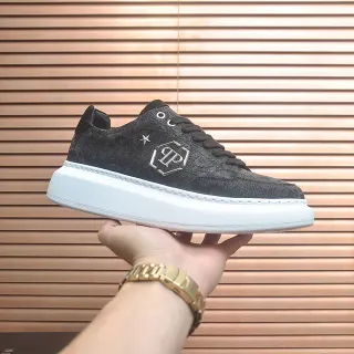 Sneaker negro con upper texturizado, suela de plataforma blanca, low-top