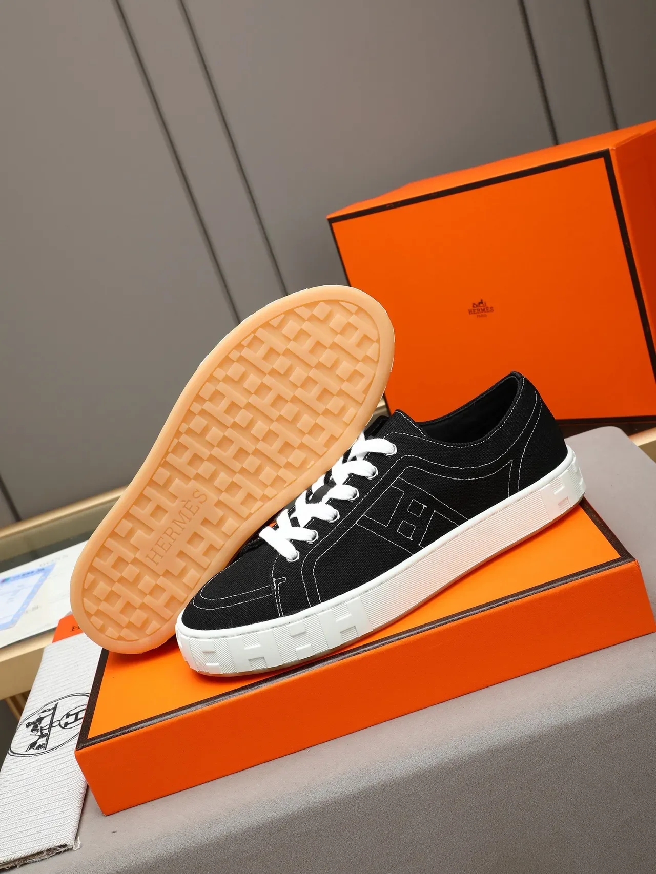 Zapatillas canvas con costuras contrastantes en negro y blanco 4