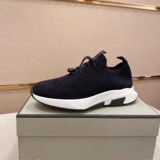 حذاء رياضي أسود أبيض مع upper knit على شكل جورب و midsole sculptured