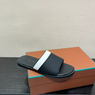 黑白仿皮革鞋面对比带拖鞋