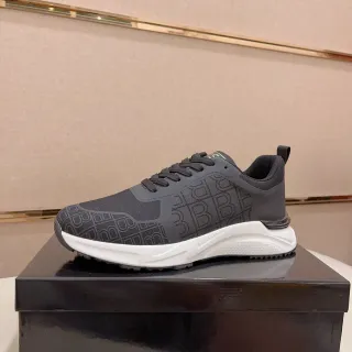 Tênis pretos brancos monogramados com malha na parte superior, midsole esculpido, chunky