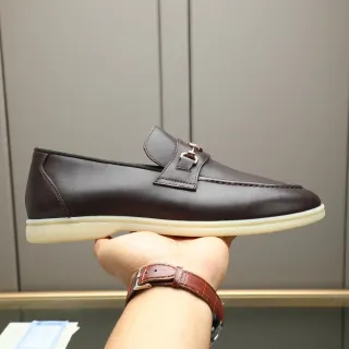 Loafer de couro marrom com fivela de horsebit