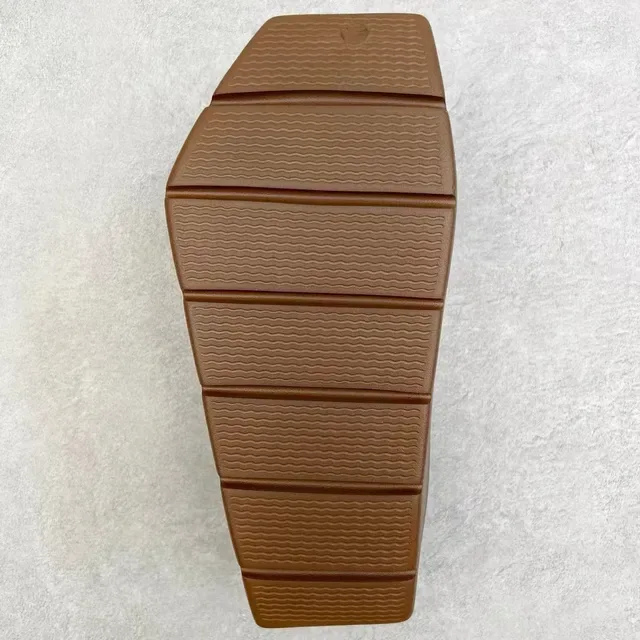 Zapatillas marrón con suela moldeada monolítica contorneada 2