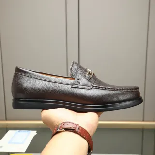 Mocasín de cuero marrón granulado con brida de caballo