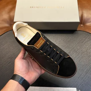 Brunello Cucinelli أحذية كاجوال جلد أسود وبني مصنوعة من الجلد والسويدي مع طباعة ذهبية بالفويل