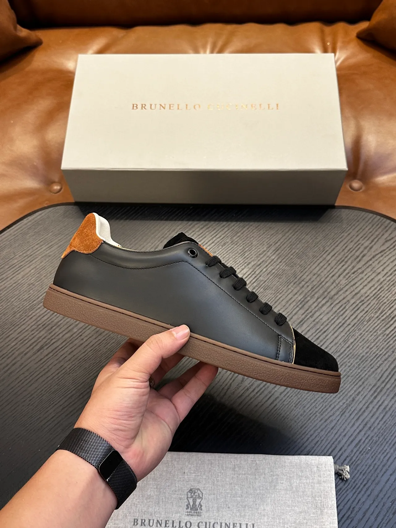 Brunello Cucinelli Sapatos casuais em couro preto e marrom e camurça com branding de folha dourada 2