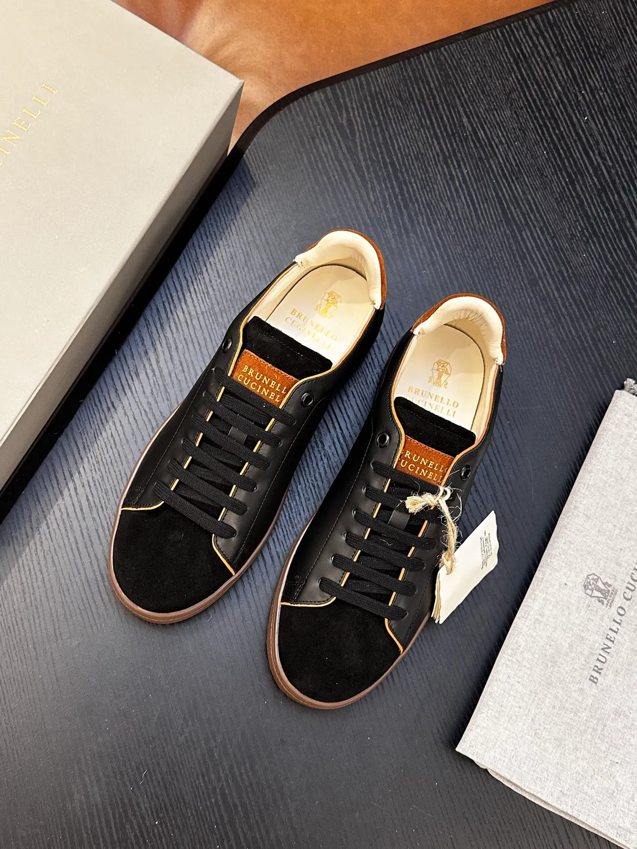Brunello Cucinelli Sapatos casuais em couro preto e marrom e camurça com branding de folha dourada 3