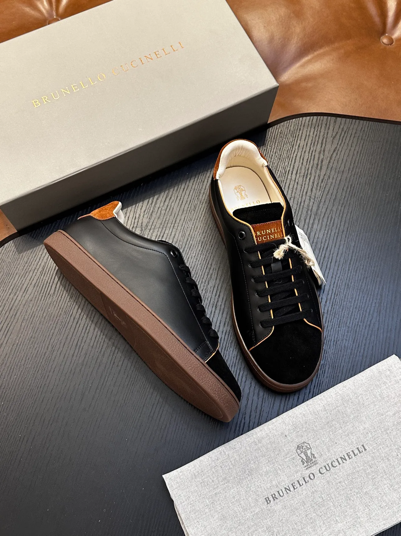 Brunello Cucinelli Sapatos casuais em couro preto e marrom e camurça com branding de folha dourada 4
