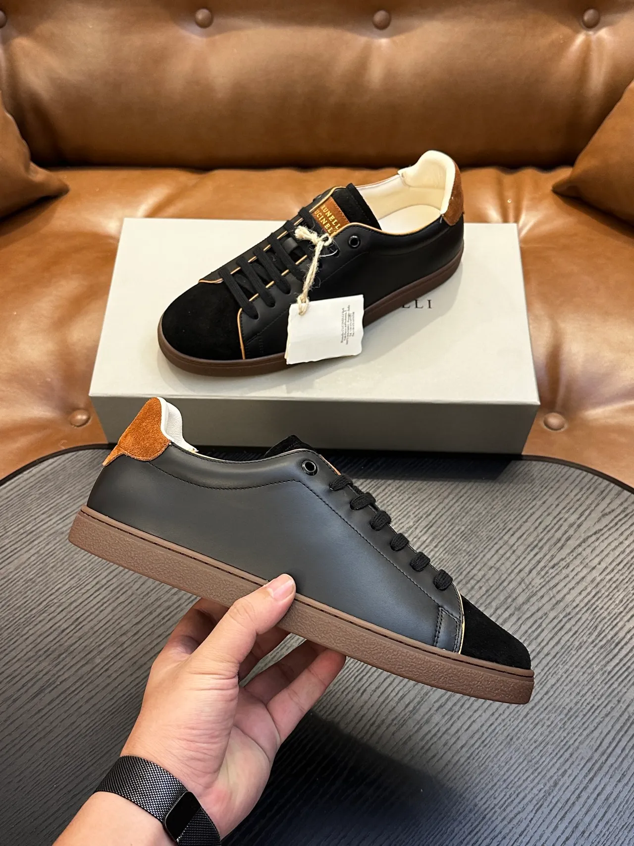 Brunello Cucinelli Sapatos casuais em couro preto e marrom e camurça com branding de folha dourada 5