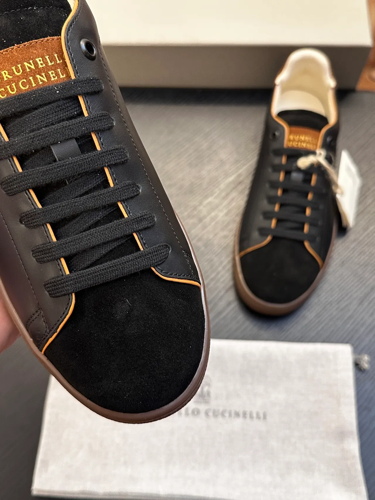 Brunello Cucinelli Sapatos casuais em couro preto e marrom e camurça com branding de folha dourada 6