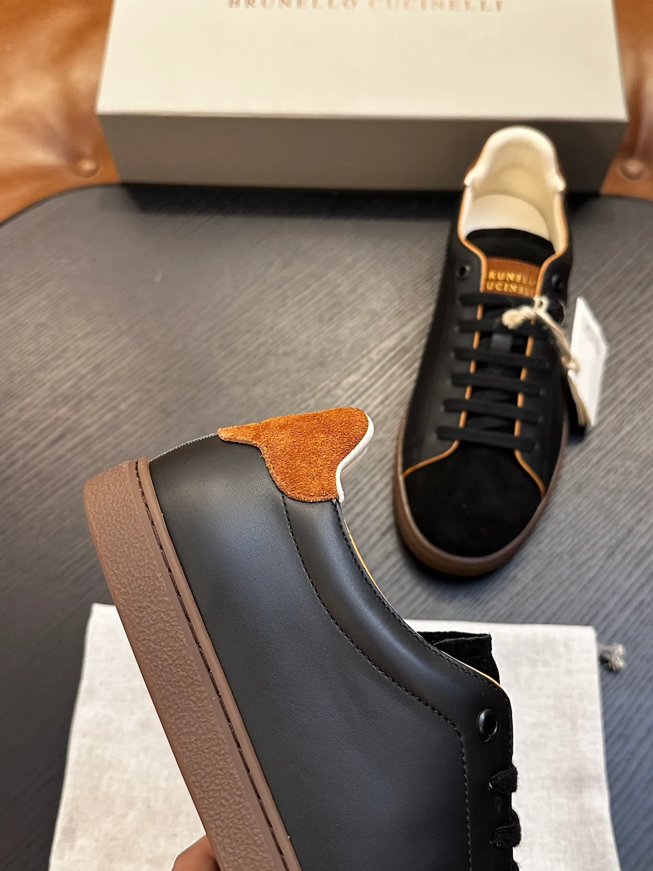 Brunello Cucinelli Sapatos casuais em couro preto e marrom e camurça com branding de folha dourada 7