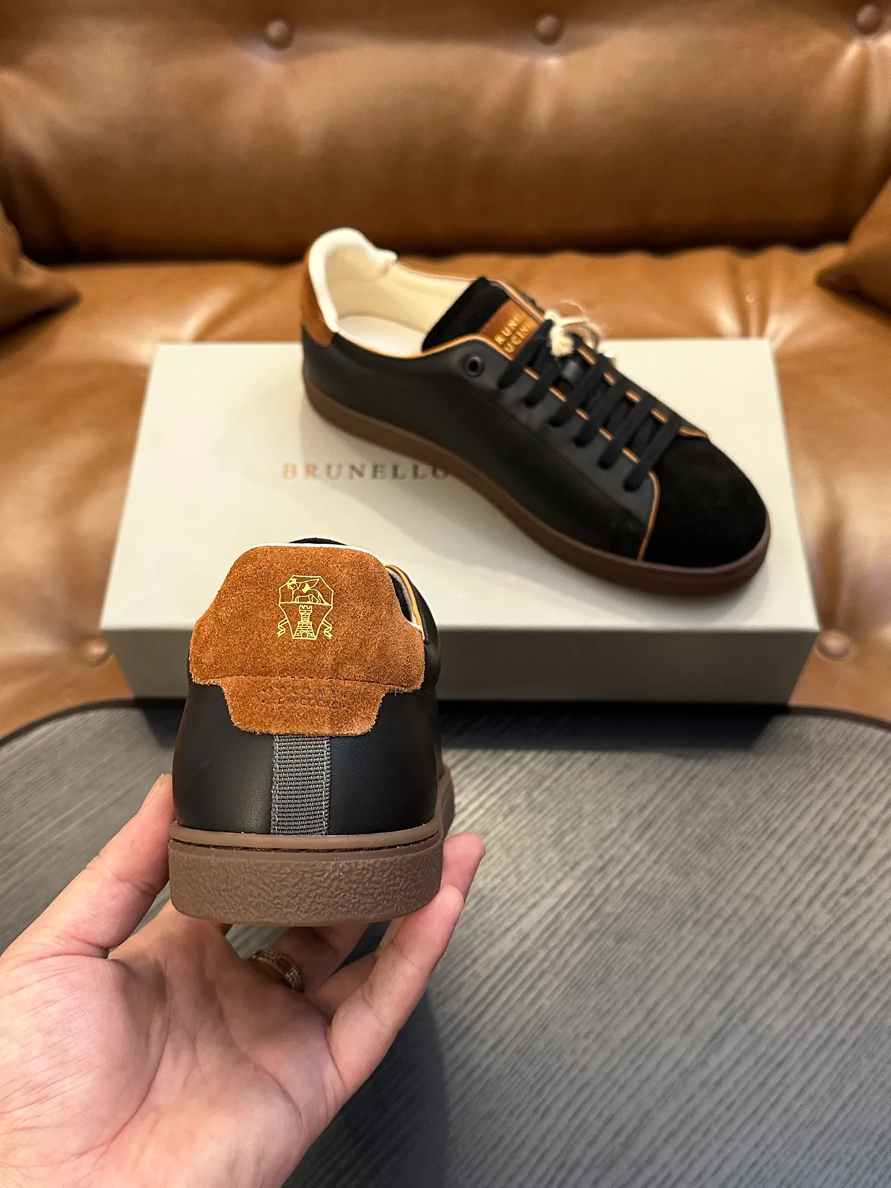 Brunello Cucinelli Sapatos casuais em couro preto e marrom e camurça com branding de folha dourada 8