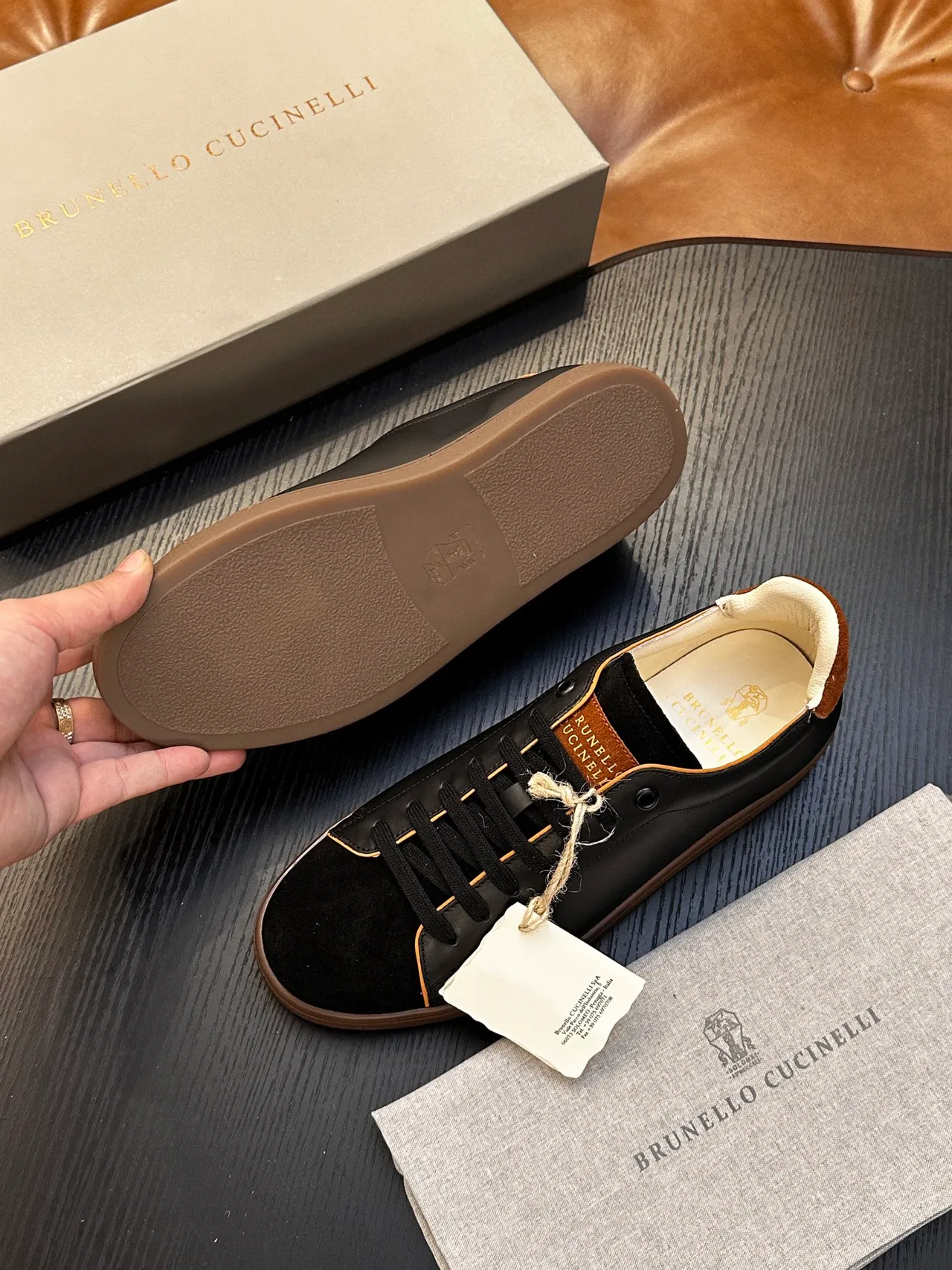Brunello Cucinelli Sapatos casuais em couro preto e marrom e camurça com branding de folha dourada 9