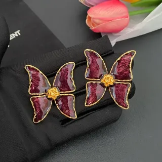 Brincos de esmalte bordeaux com borboleta tom dourado