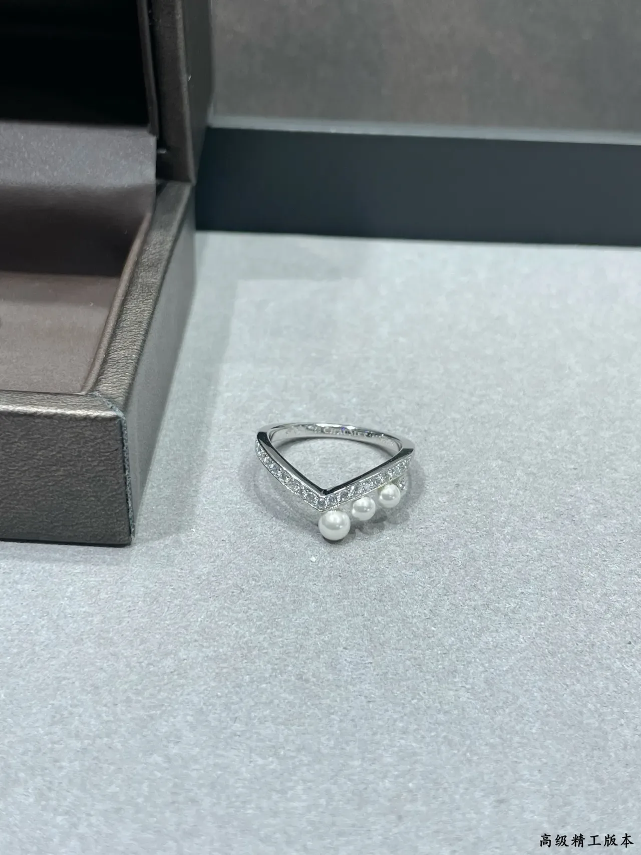 CHAUMET V-Shaped Diamond and Pearl Ring 3