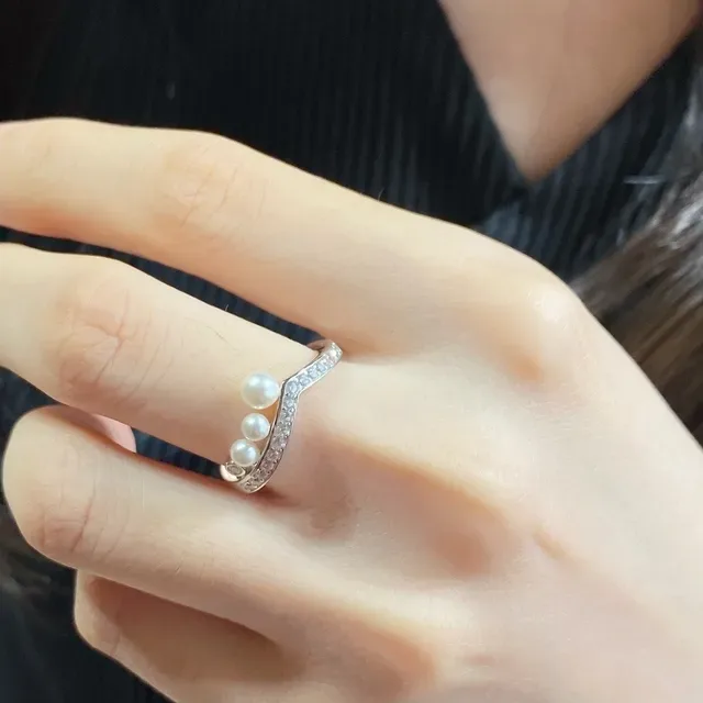 CHAUMET V-Shaped Diamond and Pearl Ring 8
