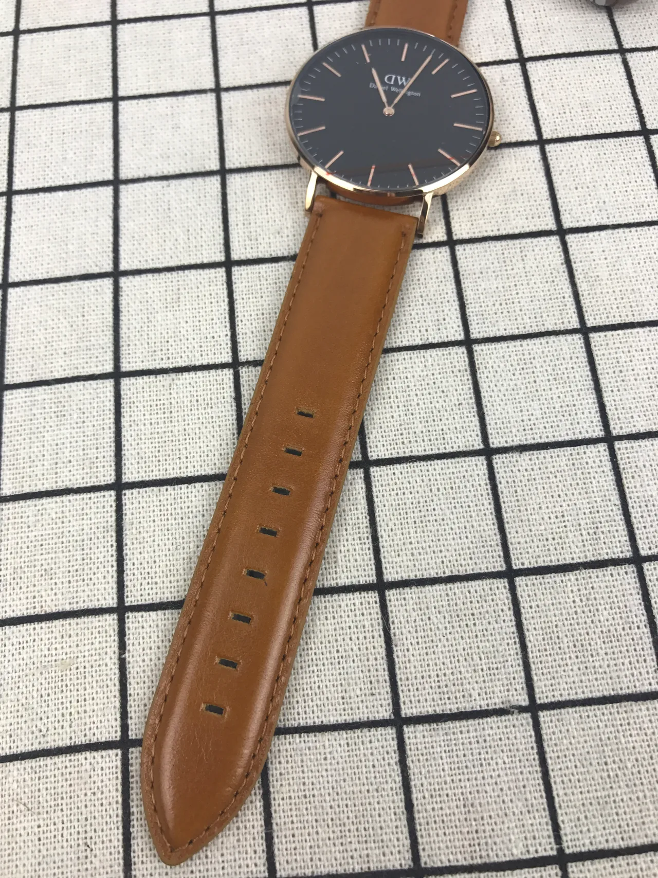 Daniel Wellington Montre Classique Minimaliste Cadran Noir Cuir Tan Quartz 4
