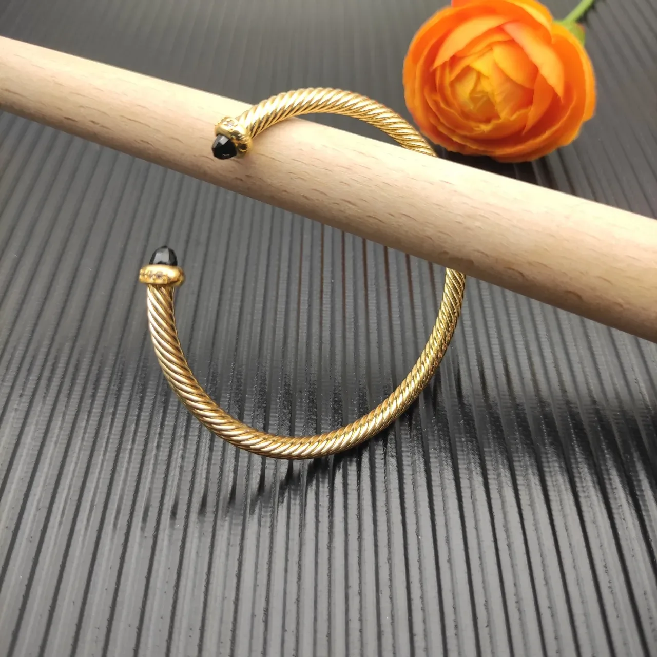 डेविड यूरमन Cable Classic ट्विस्टेड गोल्ड-टोन और ब्लैक ओनाइक्स ब्रेसलेट 4