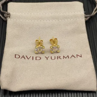 David Yurman Brincos com Clavo em Tom Dourado com Corte Quadrado