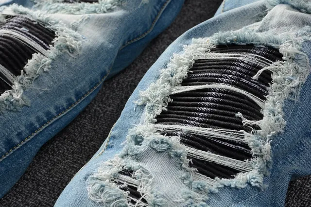 Distressed Slim-Fit Light-Wash Azul jeans 7