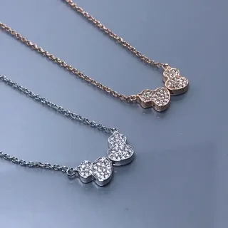 Collier pendentif en forme de double gourde avec pavé de cristaux