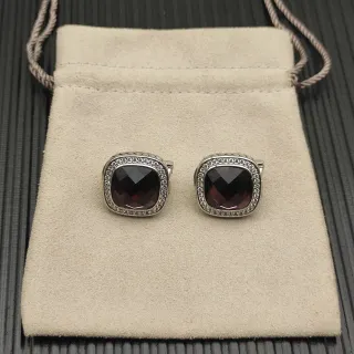Brincos com pedra de burdeos en corte de almofada faceteada con halo pavé