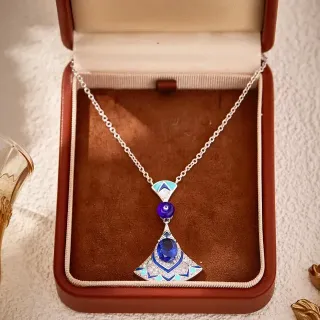 Collier pendentif en forme d'éventail émaillé et gemmes bleues