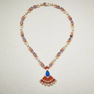 Collier pendentif en forme d'éventail en émail et gemmes