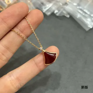 Colar com pingente de pedra vermelha em forma de leque em tom dourado