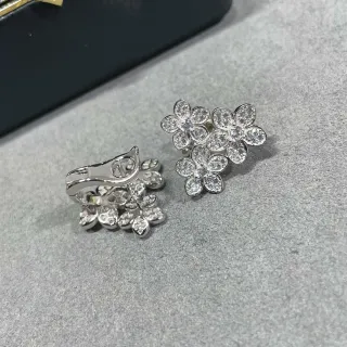 Pendientes clip-on con cluster floral Pavé de cristal