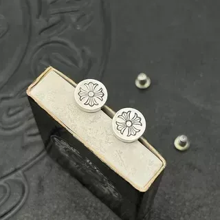 ফুল এঙ্গ্রেভড বৃত্তাকার স্টাড ইয়ারিংস