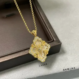 Collier pendentif floral en nacre et pierres pavé