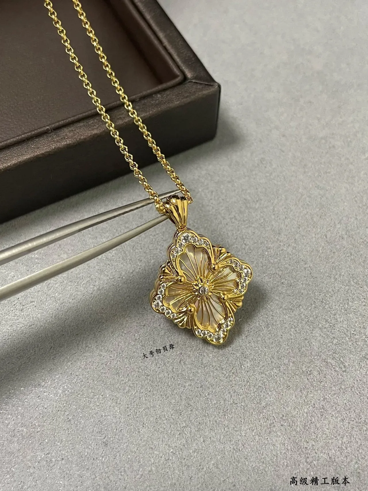 花朵母贝与 pave 宝石吊坠项链 4