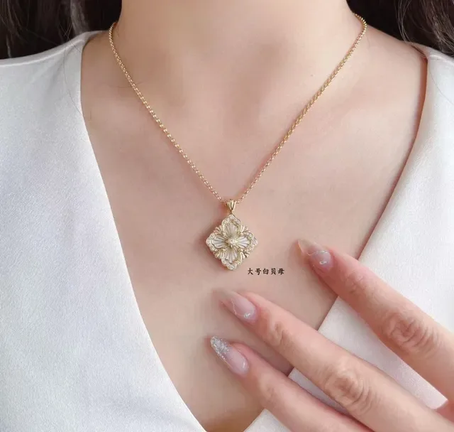 花朵母贝与 pave 宝石吊坠项链 8