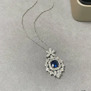 Collier avec Motif Floral, Pierre Bleue en Coupe Cushion et Halo