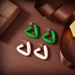 Brincos com perno geométricos abertos em esmalte brilhante