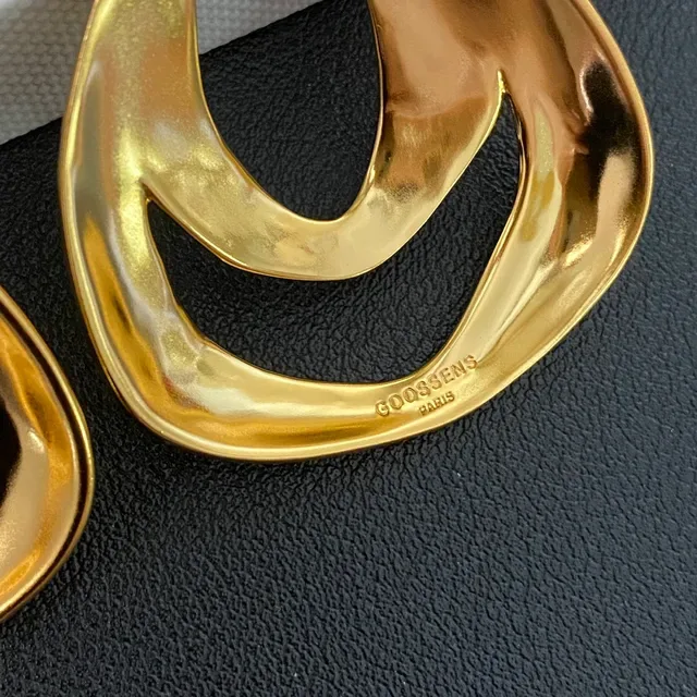 Joias de ouro abstratas escultóricas com loop aberto 3