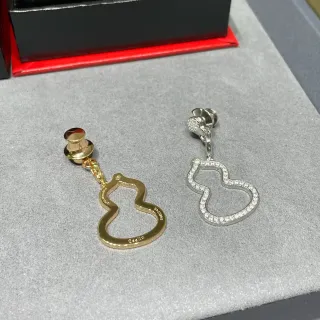 সোনা ও রূপার গৌর্ড আউটলাইন Pavé ড্রপ ইয়াররিংস