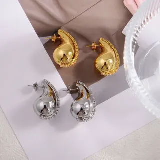 Brincos Stud em ouro e prata com pavé em forma de lágrima