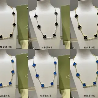 Collier chaîne dorée avec pendentifs en émail en forme de trèfle noir