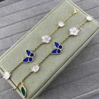Pulsera de cadena dorada con motivos florales azules