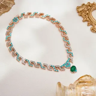 Collier avec design de maillons géométriques dorés et bleus incrustation pavé de turquoises et diamants