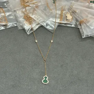 Collier avec chaîne dorée verte et pendentif en forme de courge