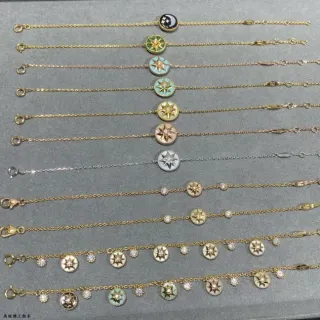 Pulsera de cadena de oro y plata con charms circulares de esmalte