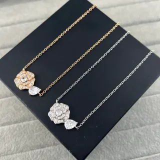 Colar com pingente camélia floral em ouro e prata com pedra em forma de pera