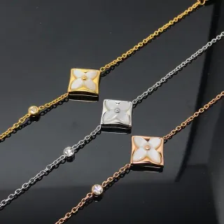 Collier pendentif floral quatréfilo or et argent cadre carré