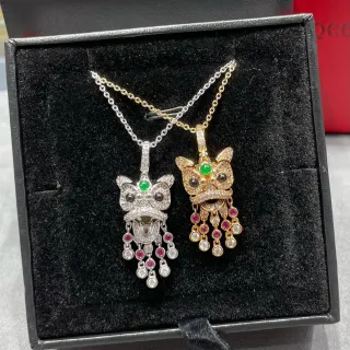 Colar máscara de dança do leão em ouro e prata com gemas pavé